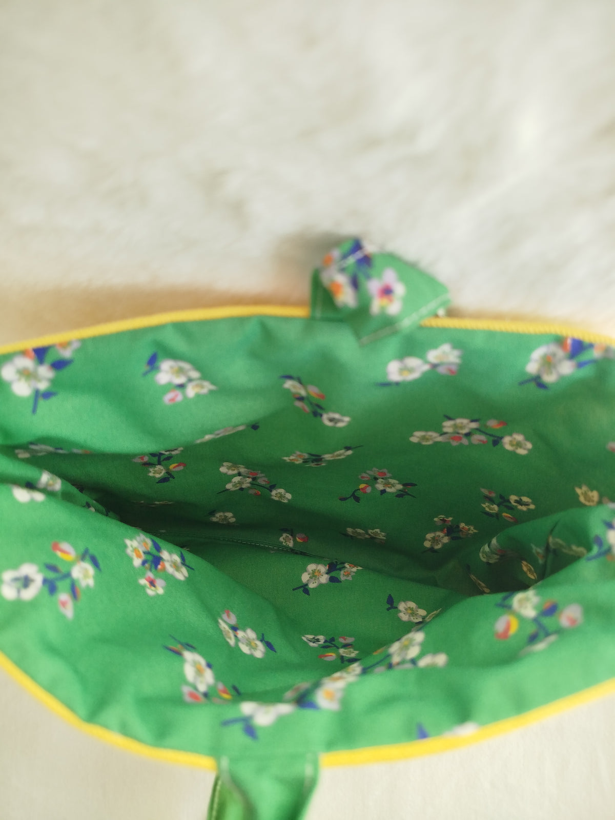 Pochette à livre artisanal cousu main tissu jaune vif
