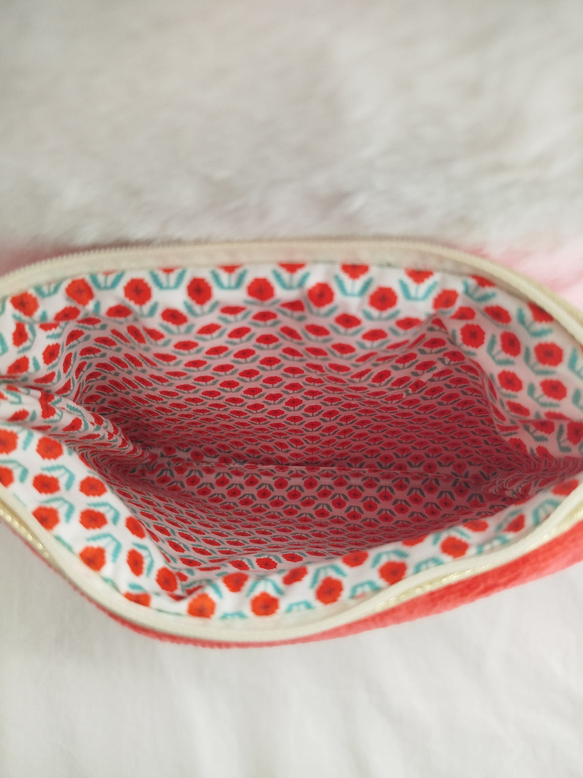 Pochette zippée artisanal cousu main , tissu éponge bambou corail