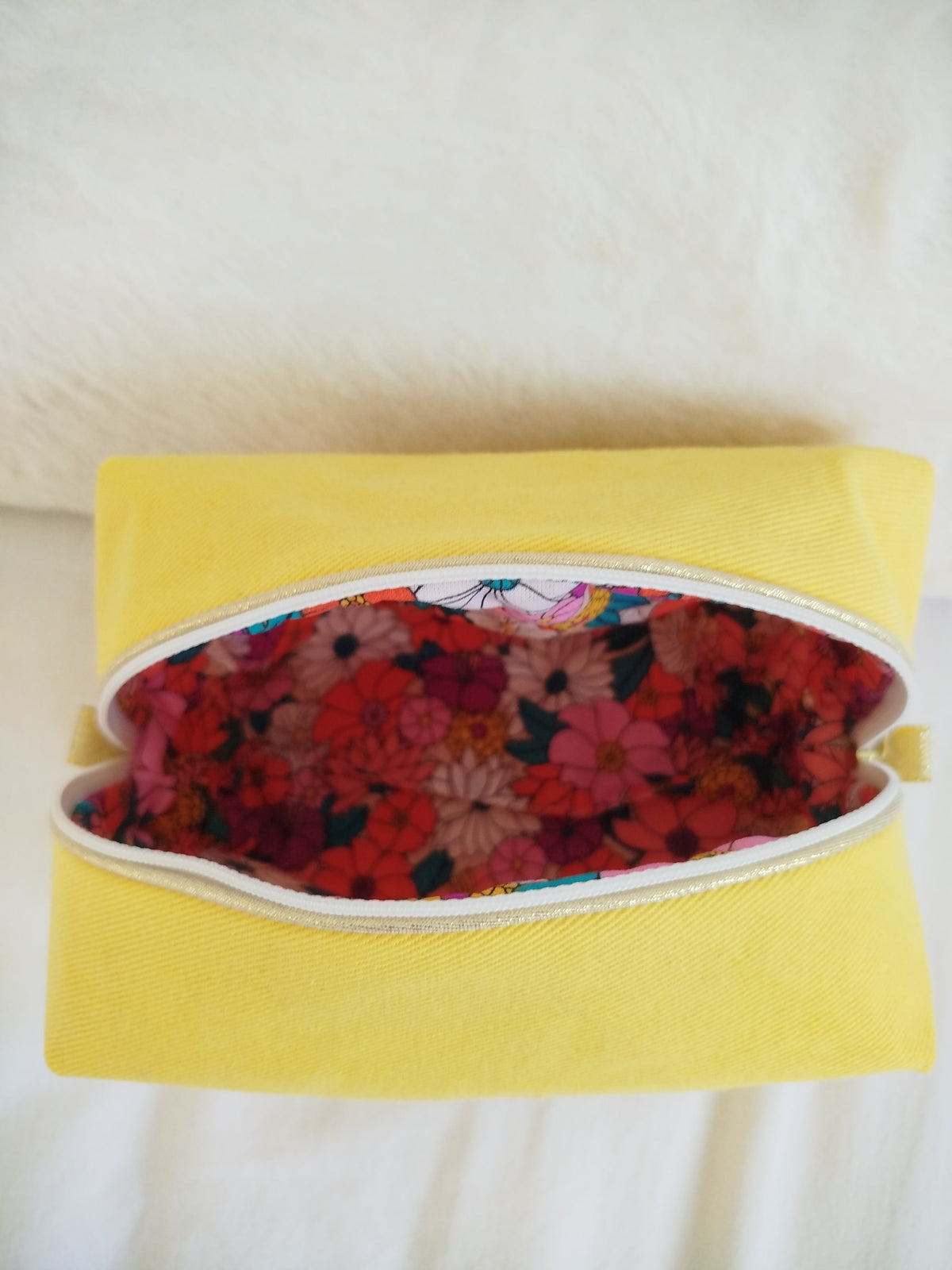 Trousse de toilette artisanal cousu main tissu jaune vif