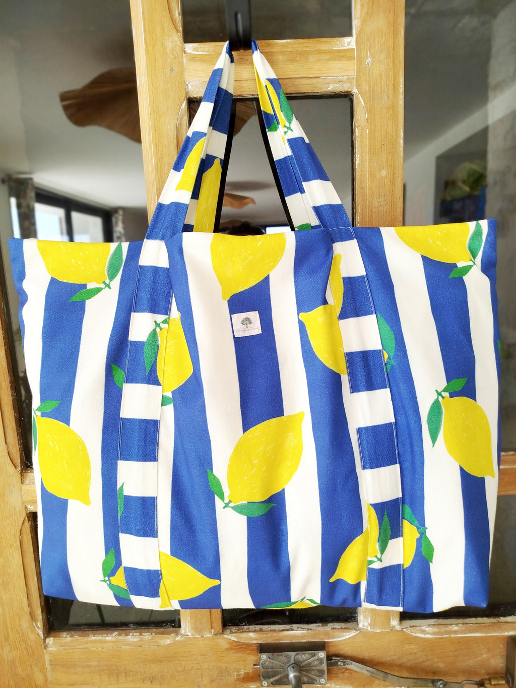 Sac de plage artisanal à rayures bleues et motifs citron, fait main